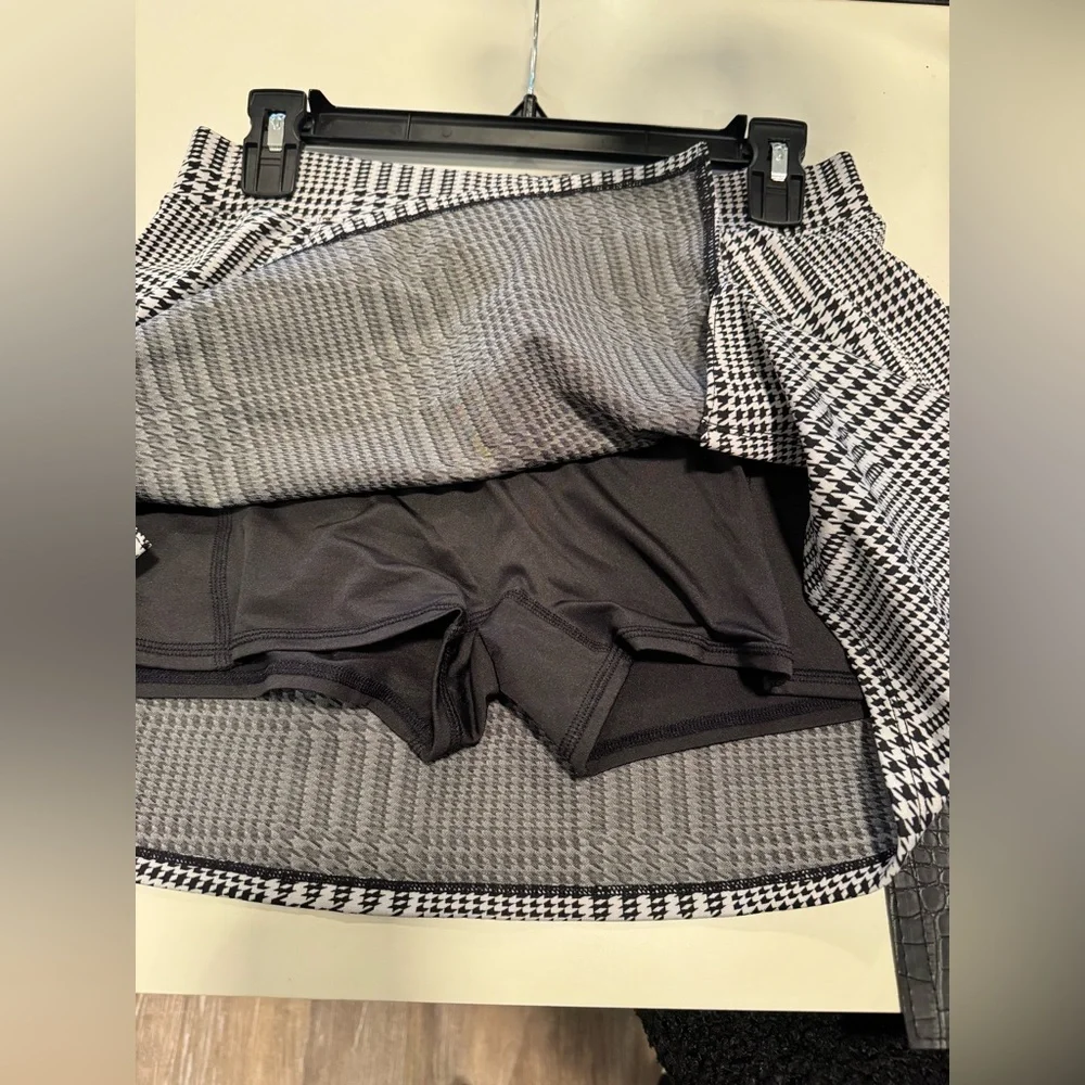Very Rare Limited Edition Alo Yoga Jacquard Glenplaid Tennis Skirt. Size Medium